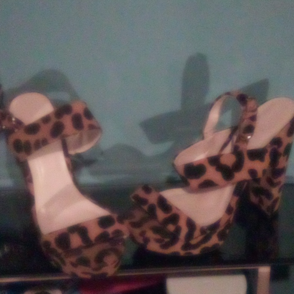 High heels cheetah print shoes